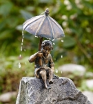 Rottenecker Bronzefigur Luzie mit Regenschirm
