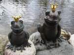 Rottenecker Bronzefigur Froschknig Ratomir, wasserspeiend