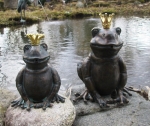 Rottenecker Bronzefigur Froschknig Ratomir, wasserspeiend