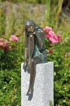 Rottenecker Bronzeskulptur Emanuelle auf Granitstele