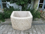 Granitbrunnen / Pflanztrog halbrund 70x60x50