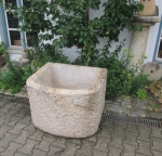 Granitbrunnen / Pflanztrog halbrund 80x70x55