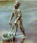 Rottenecker Bronzefigur Fischer, wasserspeiend