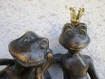 Rottenecker Bronzefigur Froschknigpaar, wasserspeiend