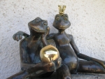 Rottenecker Bronzefigur Froschknigpaar auf Granit, wasserspeiend