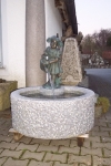 Rottenecker Bronzefigur Kleine Grtnerin auf Granitbrunnen